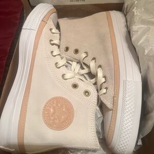 Men 6 / Women 8 Suede high top converse. Cream with tan logo